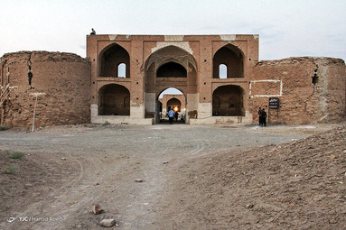 کاروانسرای دیر گچین یکی از بزرگ‌ترین کاروانسراهای ایران، بر سر راه جاده تاریخی ری به قم در مرکز پارک ملی کویر قرار دارد.