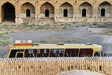 کاروانسرای دیر گچین یکی از بزرگ‌ترین کاروانسراهای ایران، بر سر راه جاده تاریخی ری به قم در مرکز پارک ملی کویر قرار دارد.