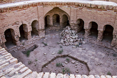 کاروانسرای دیر گچین یکی از بزرگ‌ترین کاروانسراهای ایران، بر سر راه جاده تاریخی ری به قم در مرکز پارک ملی کویر قرار دارد.