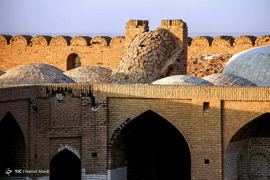 کاروانسرای دیر گچین یکی از بزرگ‌ترین کاروانسراهای ایران، بر سر راه جاده تاریخی ری به قم در مرکز پارک ملی کویر قرار دارد.