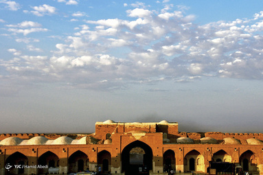 کاروانسرای دیر گچین یکی از بزرگ‌ترین کاروانسراهای ایران، بر سر راه جاده تاریخی ری به قم در مرکز پارک ملی کویر قرار دارد.
