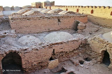 کاروانسرای دیر گچین یکی از بزرگ‌ترین کاروانسراهای ایران، بر سر راه جاده تاریخی ری به قم در مرکز پارک ملی کویر قرار دارد.