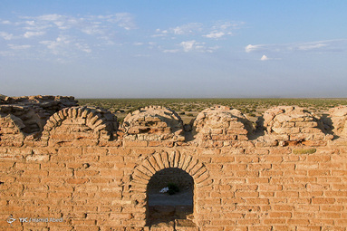 کاروانسرای دیر گچین یکی از بزرگ‌ترین کاروانسراهای ایران، بر سر راه جاده تاریخی ری به قم در مرکز پارک ملی کویر قرار دارد.