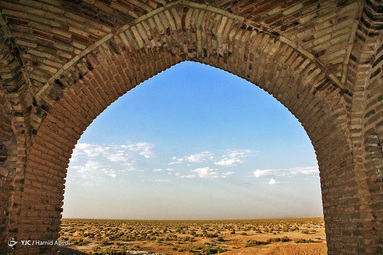 کاروانسرای دیر گچین یکی از بزرگ‌ترین کاروانسراهای ایران، بر سر راه جاده تاریخی ری به قم در مرکز پارک ملی کویر قرار دارد.
