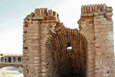 کاروانسرای دیر گچین یکی از بزرگ‌ترین کاروانسراهای ایران، بر سر راه جاده تاریخی ری به قم در مرکز پارک ملی کویر قرار دارد.