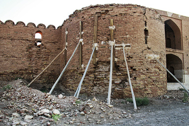 کاروانسرای دیر گچین یکی از بزرگ‌ترین کاروانسراهای ایران، بر سر راه جاده تاریخی ری به قم در مرکز پارک ملی کویر قرار دارد.