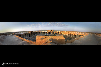کاروانسرای دیر گچین یکی از بزرگ‌ترین کاروانسراهای ایران، بر سر راه جاده تاریخی ری به قم در مرکز پارک ملی کویر قرار دارد.