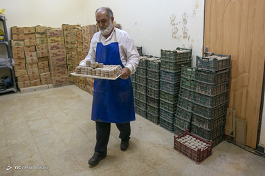 کارگاه ساخت مهر نماز در حرم حضرت شاهچراغ علیه السلام‎ - شیراز