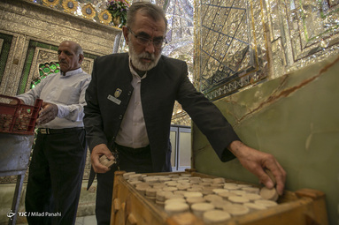کارگاه ساخت مهر نماز در حرم حضرت شاهچراغ علیه السلام‎ - شیراز