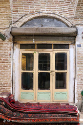 در ساخت این درهای قدیمی معمولاً از درختان گردو و بلوط استفاده می شد که سخت و محکم با گذر زمان در برابر عوامل فرسایشی و هنوز پا بر جا هستند