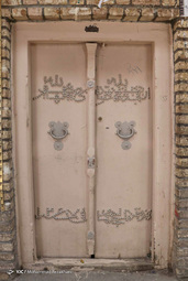 در ساخت این درهای قدیمی معمولاً از درختان گردو و بلوط استفاده می شد که سخت و محکم با گذر زمان در برابر عوامل فرسایشی و هنوز پا بر جا هستند