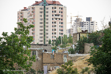 اینجا تهران است این سو کوخ است و آن سو کاخ، برج‌های سر به فلک کشیده آن طرف با خانه‌های فرسوده و گسل گونه این طرف را هیچ ترازوی عدالتی نمی‌تواند مقایسه کند.