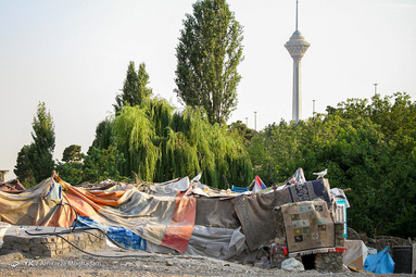 اینجا تهران است این سو کوخ است و آن سو کاخ، برج‌های سر به فلک کشیده آن طرف با خانه‌های فرسوده و گسل گونه این طرف را هیچ ترازوی عدالتی نمی‌تواند مقایسه کند.