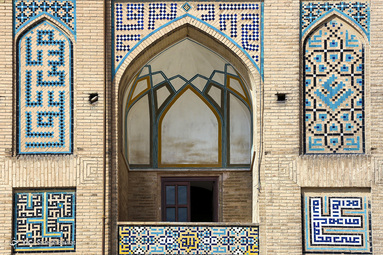مسجد حکیم یا مسجد جورجیر از مساجد چهارایوانی مربوط به پایان دوره صفوی در منطقه قدیمی باب‌الدشت اصفهان در انتهای بازار رنگرزان جای گرفته‌است