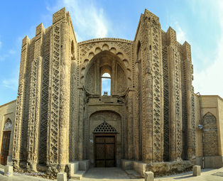 مسجد حکیم یا مسجد جورجیر از مساجد چهارایوانی مربوط به پایان دوره صفوی در منطقه قدیمی باب‌الدشت اصفهان در انتهای بازار رنگرزان جای گرفته‌است