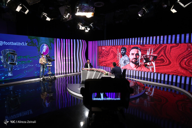 از راست : محمدحسین میثاقی مجری برنامه فوتبال برتر و مهرداد محمدی لژیونر کشورمان