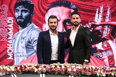 از راست : مهرداد محمدی لژیونر کشورمان و محمدحسین میثاقی مجری برنامه فوتبال برتر