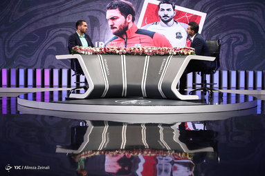 از راست : محمدحسین میثاقی مجری برنامه فوتبال برتر و علیرضا حقیقی دروازه‌بان تیم فوتبال نساجی مازندران