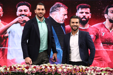 از راست : محمدحسین میثاقی مجری برنامه فوتبال برتر و علیرضا حقیقی دروازه‌بان تیم فوتبال نساجی مازندران
