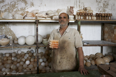 روروز ملی حمایت از صنایع کوچک (کارگاه تولید تزئینات دکوری از سنگ نمک در روستای مشهد میقان از توابع شهر صنعتی اراک)