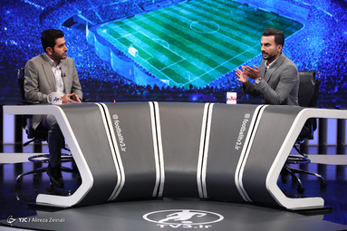 از راست: محمد حسین میثاقی، مجری برنامه فوتبال برتر و رضا شاه منصوری، وکیل فدراسیون فوتبال