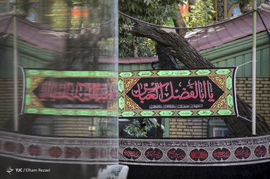 برپایی پرچم عزا در آستانه ماه محرم و عزاداری حضرت اباعبدالله الحسین(ع) - تهران
