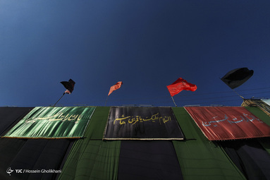 برپایی پرچم عزا در آستانه ماه محرم و عزاداری حضرت اباعبدالله الحسین(ع) - قزوین