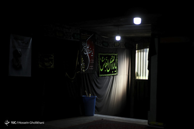 برپایی پرچم عزا در آستانه ماه محرم و عزاداری حضرت اباعبدالله الحسین(ع) - قزوین