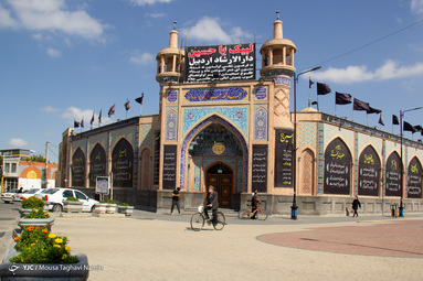 برپایی پرچم عزا در آستانه ماه محرم و عزاداری حضرت اباعبدالله الحسین(ع) - اردبیل