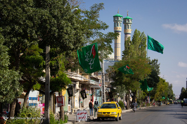 برپایی پرچم عزا در آستانه ماه محرم و عزاداری حضرت اباعبدالله الحسین(ع) - اردبیل