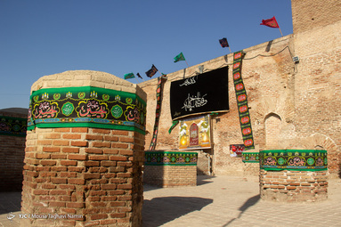 برپایی پرچم عزا در آستانه ماه محرم و عزاداری حضرت اباعبدالله الحسین(ع) - اردبیل