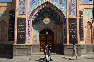 برپایی پرچم عزا در آستانه ماه محرم و عزاداری حضرت اباعبدالله الحسین(ع) - اردبیل