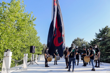 چهارمین آیین سلام بر محرم در باغ هنر تهران و برافراشتن بزرگترین پرچم یا حسین
 (ع) در مجموعه فرهنگی عباس آباد تهران