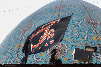 آیین تعویض پرچم و برافراشتن پرچم سیاه به مناسبت فرارسیدن ایام سوگواری اباعبدالله الحسین(ع) در حرم مطهر شاهچراغ(ع) برگزار شد.