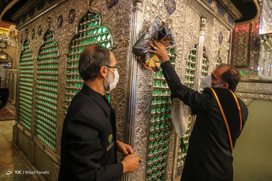 آیین تعویض پرچم و برافراشتن پرچم سیاه به مناسبت فرارسیدن ایام سوگواری اباعبدالله الحسین(ع) در حرم مطهر شاهچراغ(ع) برگزار شد.