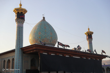 آیین تعویض پرچم و برافراشتن پرچم سیاه به مناسبت فرارسیدن ایام سوگواری اباعبدالله الحسین(ع) در حرم مطهر شاهچراغ(ع) برگزار شد.