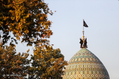 آیین تعویض پرچم و برافراشتن پرچم سیاه به مناسبت فرارسیدن ایام سوگواری اباعبدالله الحسین(ع) در حرم مطهر شاهچراغ(ع) برگزار شد.