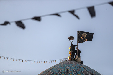 آیین تعویض پرچم و برافراشتن پرچم سیاه به مناسبت فرارسیدن ایام سوگواری اباعبدالله الحسین(ع) در حرم مطهر شاهچراغ(ع) برگزار شد.