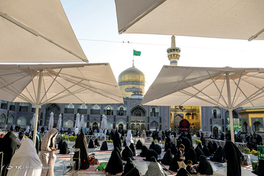 مراسم اذن عزای حسینی و تعویض پرچم گنبد حرم امام رضا (ع)
