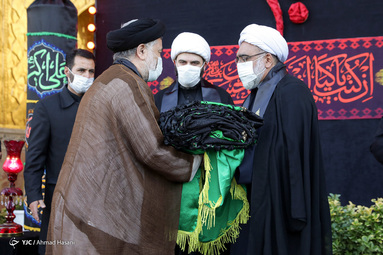 مراسم اذن عزای حسینی و تعویض پرچم گنبد حرم امام رضا (ع)