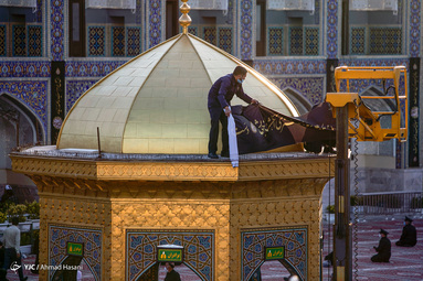 مراسم اذن عزای حسینی و تعویض پرچم گنبد حرم امام رضا (ع)