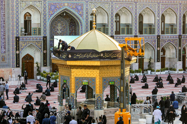 مراسم اذن عزای حسینی و تعویض پرچم گنبد حرم امام رضا (ع)