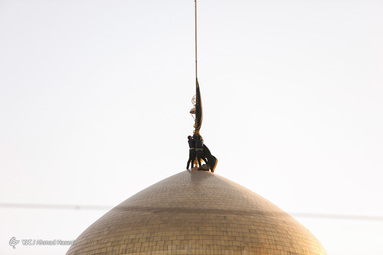 مراسم اذن عزای حسینی و تعویض پرچم گنبد حرم امام رضا (ع)