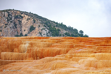باداب سورت چشمهٔ پلکانی تراورتنی بی‌نظیر در ایران، واقع در روستای ارست بخش چهاردانگه‌ی شهرستان ساری است