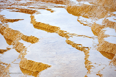 باداب سورت چشمهٔ پلکانی تراورتنی بی‌نظیر در ایران، واقع در روستای ارست بخش چهاردانگه‌ی شهرستان ساری است