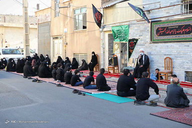  با احیای یک سنت قدیمی حاج مهدی رسولی مداح زنجانی هر روز درب منزل یک شهید با عنوان «هر کوچه یک حسینیه» به عزاداری و روضه خوانی می‌پردازد