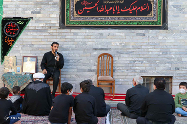  با احیای یک سنت قدیمی حاج مهدی رسولی مداح زنجانی هر روز درب منزل یک شهید با عنوان «هر کوچه یک حسینیه» به عزاداری و روضه خوانی می‌پردازد