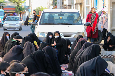  با احیای یک سنت قدیمی حاج مهدی رسولی مداح زنجانی هر روز درب منزل یک شهید با عنوان «هر کوچه یک حسینیه» به عزاداری و روضه خوانی می‌پردازد