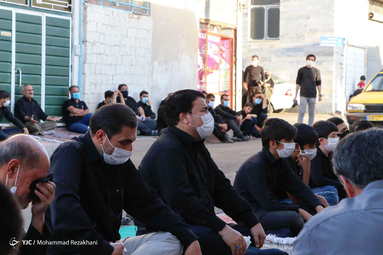  با احیای یک سنت قدیمی حاج مهدی رسولی مداح زنجانی هر روز درب منزل یک شهید با عنوان «هر کوچه یک حسینیه» به عزاداری و روضه خوانی می‌پردازد