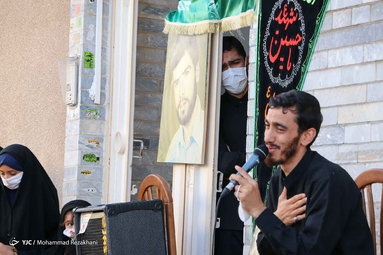  با احیای یک سنت قدیمی حاج مهدی رسولی مداح زنجانی هر روز درب منزل یک شهید با عنوان «هر کوچه یک حسینیه» به عزاداری و روضه خوانی می‌پردازد